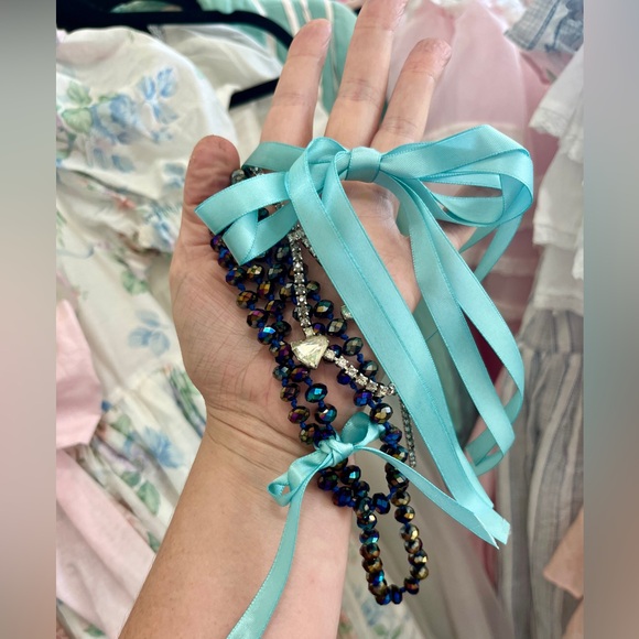 Free People 💗 blue glass bead layering necklace with Mari Antoinette ribbons - Picture 3 of 3